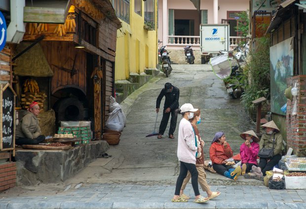  Sa Pa chuyển rét đậm giữa tháng 5, nhiều du khách thích thú trải nghiệm phố núi yên bình - Ảnh 10.