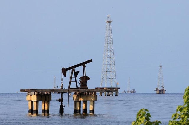 Mỹ cân nhắc nới lỏng cấm vận Venezuela, giá dầu giảm - Ảnh 1.