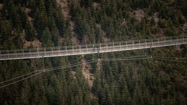 Chiêm ngưỡng cầu treo dài nhất thế giới mới mở cửa ở châu Âu - Ảnh 1.