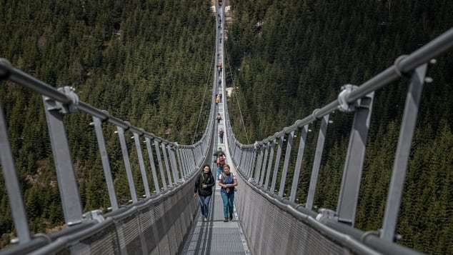 Chiêm ngưỡng cầu treo dài nhất thế giới mới mở cửa ở châu Âu - Ảnh 2.