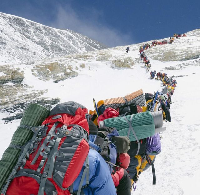 Thám hiểm Everest theo phong cách nhà giàu: 3 tỷ đồng ở khách sạn 5 sao, có quầy bar, tiệm bánh riêng, đắt đỏ nhưng người lên núi vẫn xếp hàng dài gây tắc nghẽn - Ảnh 1.