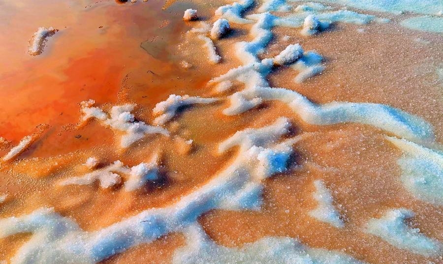 Почему вода в соленом озере соленая. Соленое озеро Юньчэн. Солевые поля в Китае что это. Солевые поля с водой на поверхности. Соляные цветы.