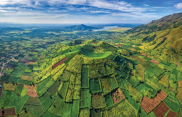 Thiên đường mới nổi ở Tây Nguyên: Miệng núi lửa uốn lượn giữa thiên nhiên hoang sơ, mỗi mùa lại được nhuộm màu bởi một loài hoa đẹp như cổ tích - Ảnh 1.