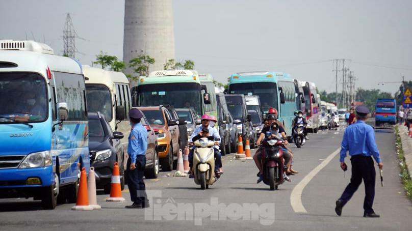 Bến phà quá tải, du khách vật vạ 4-5 giờ rời Cát Bà - Ảnh 5.