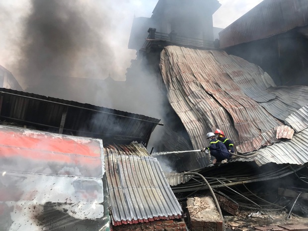  Hà Nội: Cháy lớn thiêu rụi 4 xưởng sản xuất chăn gối ở Thường Tín - Ảnh 7.
