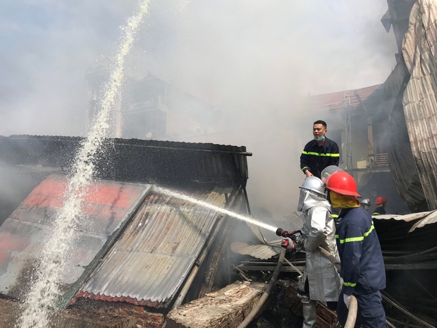  Hà Nội: Cháy lớn thiêu rụi 4 xưởng sản xuất chăn gối ở Thường Tín - Ảnh 8.