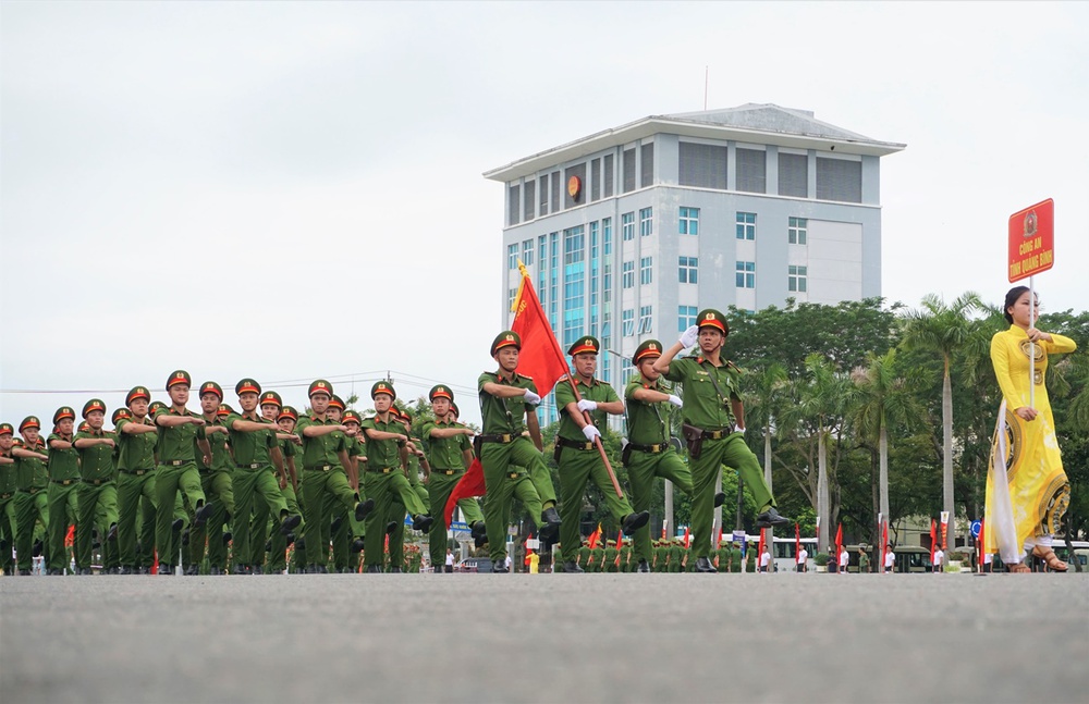  Ảnh: Mãn nhãn màn thi tài võ thuật mình đồng da sắt của các chiến sỹ công an miền Trung - Ảnh 1.