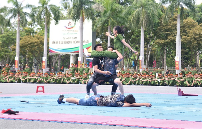  Ảnh: Mãn nhãn màn thi tài võ thuật mình đồng da sắt của các chiến sỹ công an miền Trung - Ảnh 11.