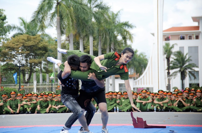  Ảnh: Mãn nhãn màn thi tài võ thuật mình đồng da sắt của các chiến sỹ công an miền Trung - Ảnh 12.