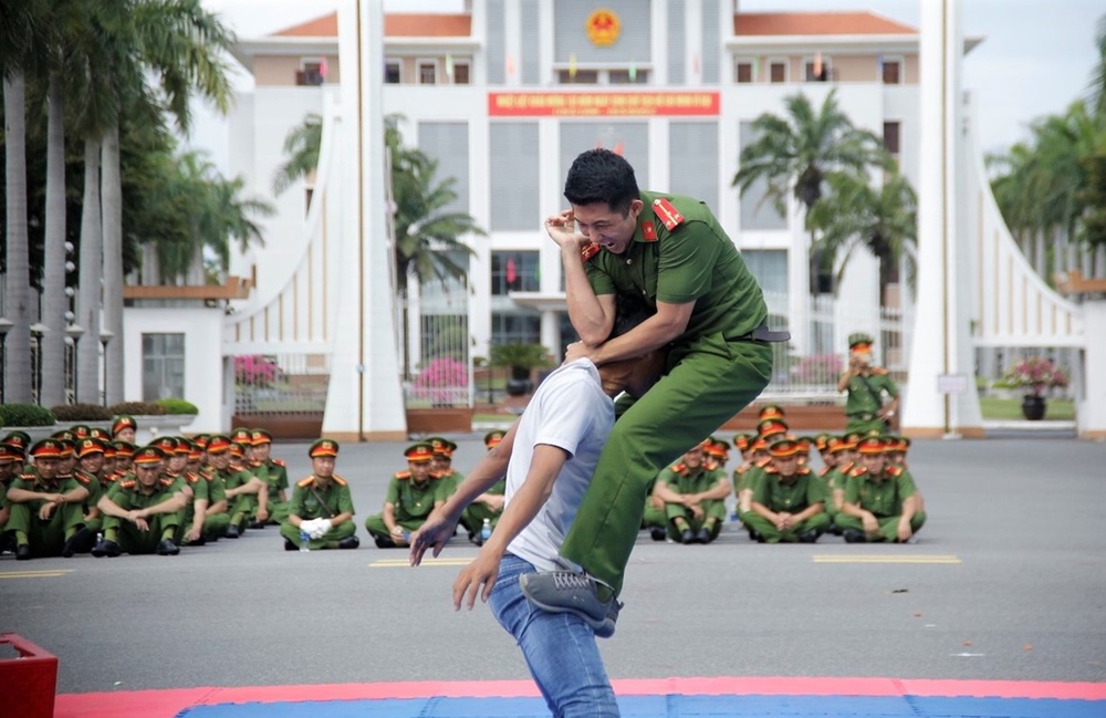  Ảnh: Mãn nhãn màn thi tài võ thuật mình đồng da sắt của các chiến sỹ công an miền Trung - Ảnh 14.