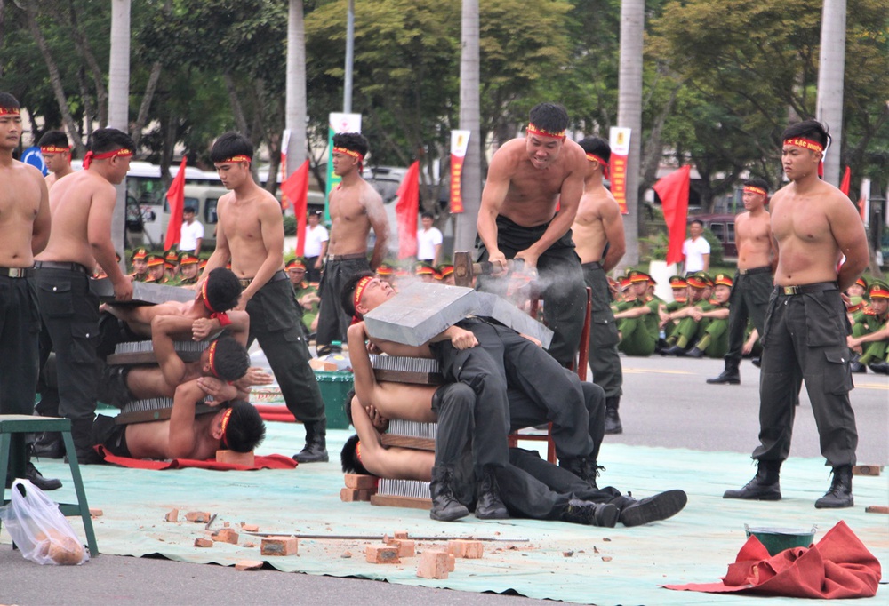  Ảnh: Mãn nhãn màn thi tài võ thuật mình đồng da sắt của các chiến sỹ công an miền Trung - Ảnh 15.