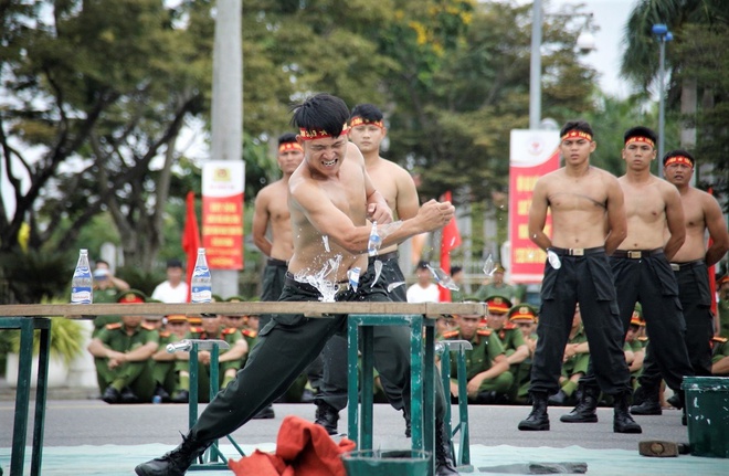  Ảnh: Mãn nhãn màn thi tài võ thuật mình đồng da sắt của các chiến sỹ công an miền Trung - Ảnh 17.