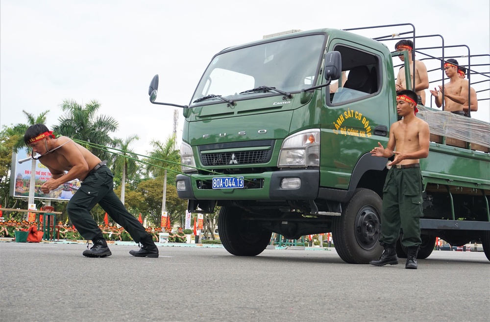  Ảnh: Mãn nhãn màn thi tài võ thuật mình đồng da sắt của các chiến sỹ công an miền Trung - Ảnh 4.