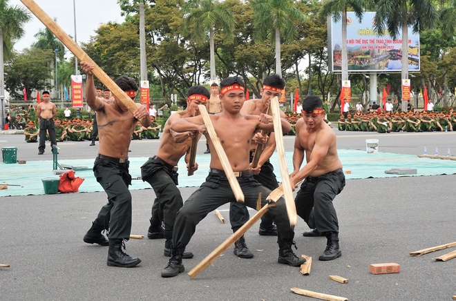  Ảnh: Mãn nhãn màn thi tài võ thuật mình đồng da sắt của các chiến sỹ công an miền Trung - Ảnh 5.