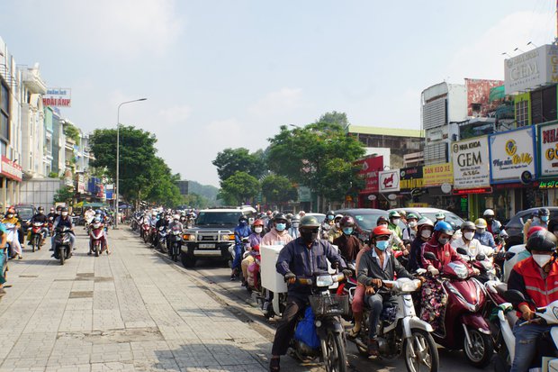 TP.HCM: Lại xuất hiện hố “tử thần” ngay giao lộ ở Gò Vấp, kẹt xe kéo dài - Ảnh 7.