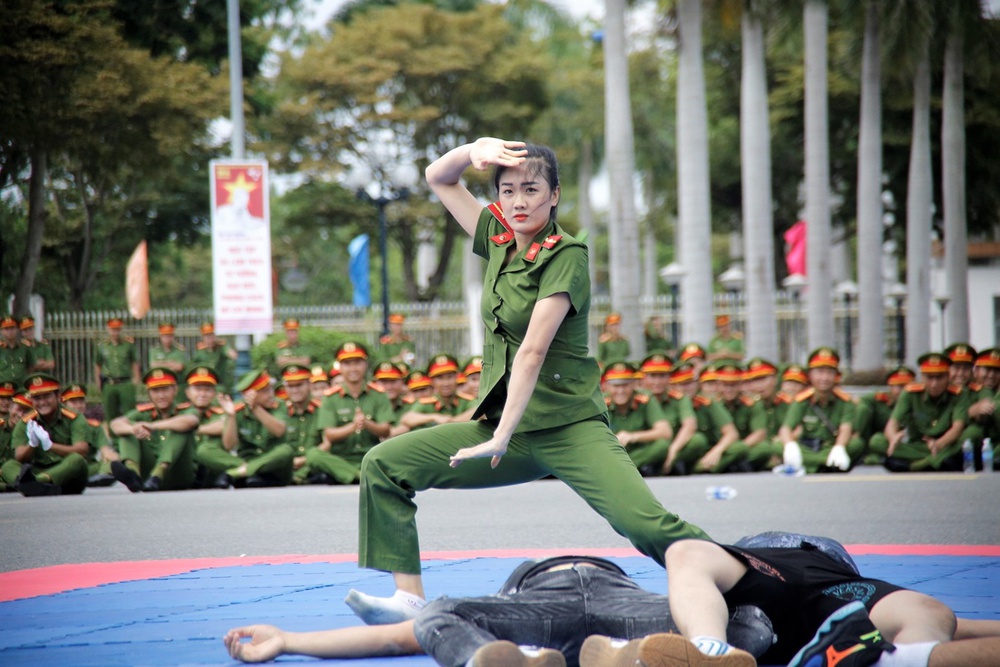  Ảnh: Mãn nhãn màn thi tài võ thuật mình đồng da sắt của các chiến sỹ công an miền Trung - Ảnh 8.