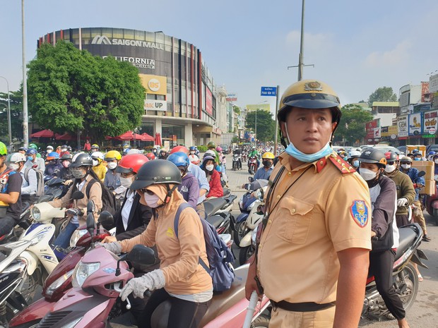 TP.HCM: Lại xuất hiện hố “tử thần” ngay giao lộ ở Gò Vấp, kẹt xe kéo dài - Ảnh 8.