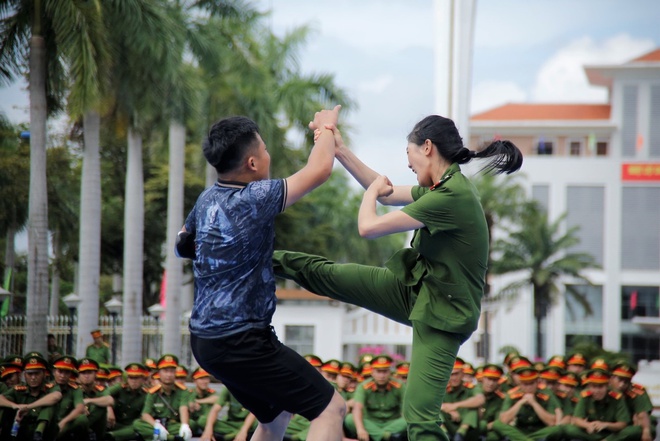  Ảnh: Mãn nhãn màn thi tài võ thuật mình đồng da sắt của các chiến sỹ công an miền Trung - Ảnh 9.