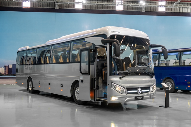 THACO ra mắt xe buýt Mercedes-Benz tại Việt Nam: 2 phiên bản, nhiều tiện nghi, bản cao nhất có hẳn nhà vệ sinh - Ảnh 1.
