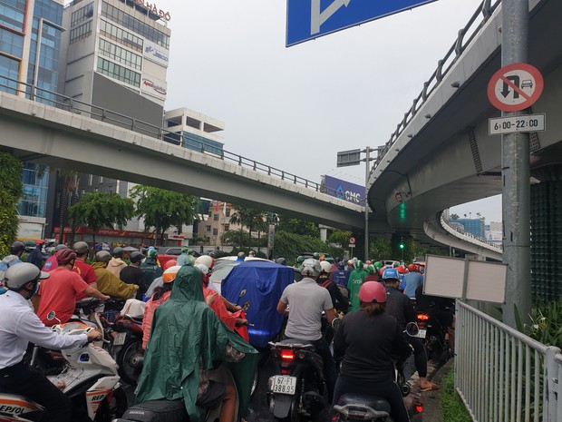  Hàng nghìn phương tiện “chôn chân” tại cổng sân bay Tân Sơn Nhất vì… phần mềm thu phí bị trục trặc - Ảnh 1.