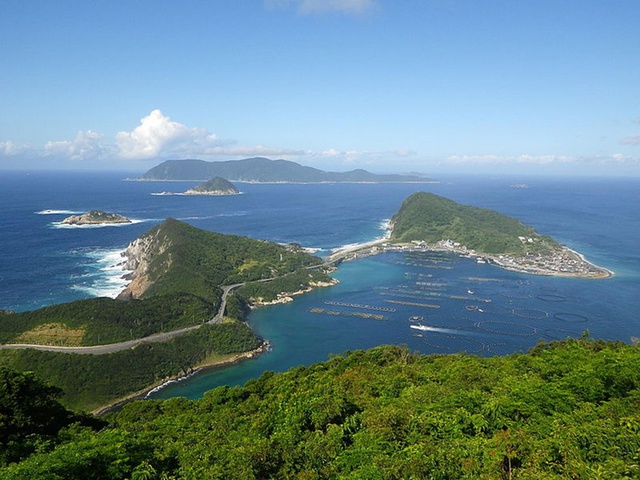 Hòn đảo thiêng ở Nhật Bản có 1 cư dân sinh sống, chỉ nam giới được đến thăm và phải tắm trần trước khi lên bờ - Ảnh 1.