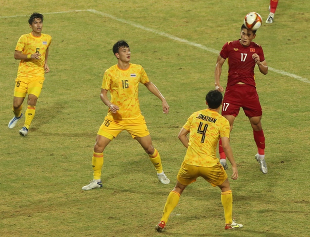  Khoảnh khắc cảm xúc: Nhâm Mạnh Dũng đánh đầu giúp U23 Việt Nam vô địch SEA Games 31 - Ảnh 1.