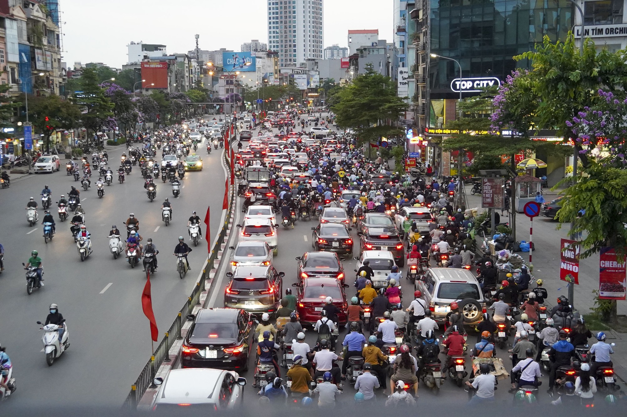Hà Nội: Một thập kỷ hoàn thành 12 cây cầu vượt nhẹ trị giá hơn 3.000 tỷ đồng - Ảnh 12. Hà Nội: Một thập kỷ hoàn thành 12 cây cầu vượt nhẹ trị giá hơn 3.000 tỷ đồng - Ảnh 12.