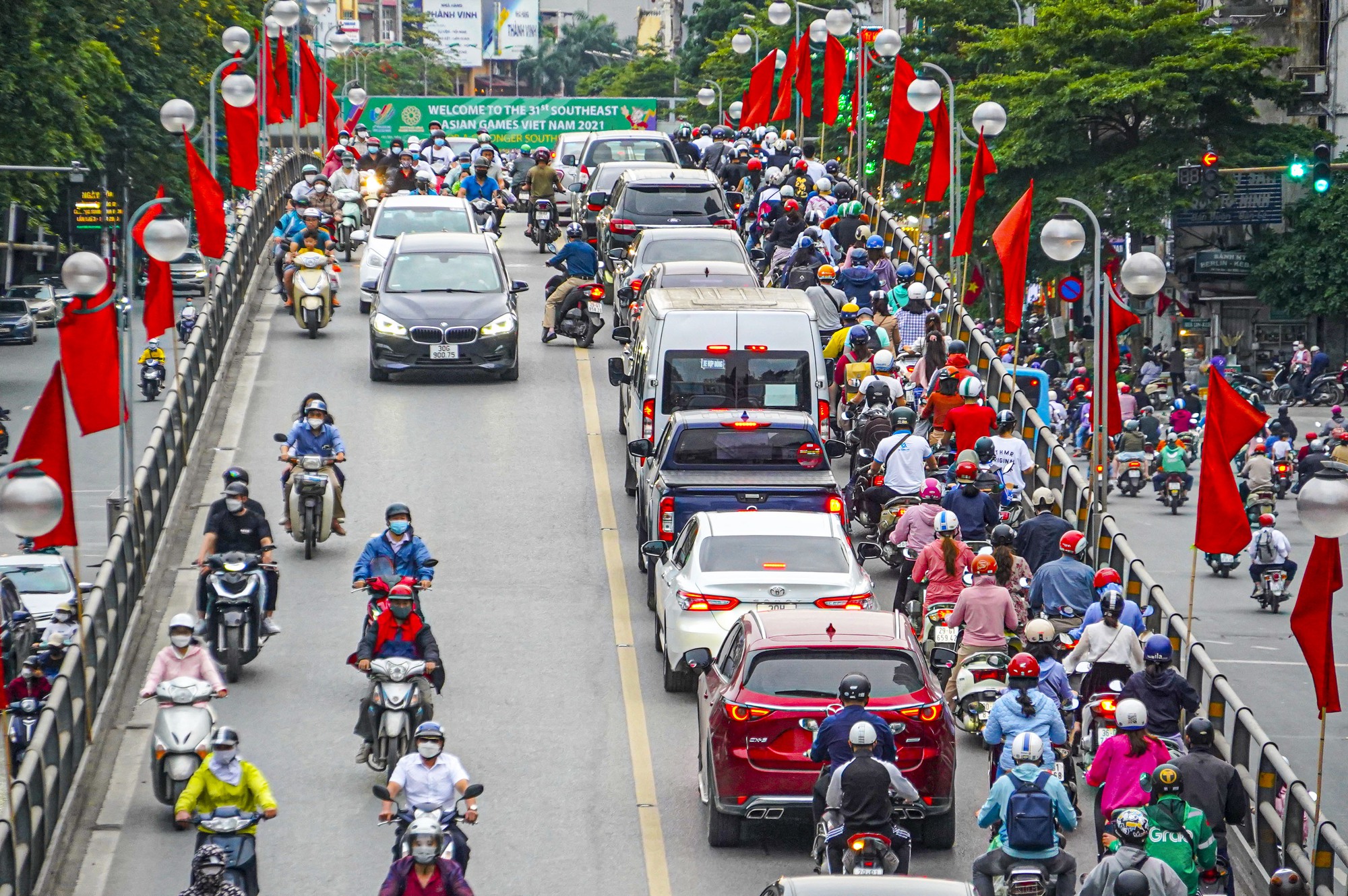 Hà Nội: Một thập kỷ hoàn thành 12 cây cầu vượt nhẹ trị giá hơn 3.000 tỷ đồng - Ảnh 14. Hà Nội: Một thập kỷ hoàn thành 12 cây cầu vượt nhẹ trị giá hơn 3.000 tỷ đồng - Ảnh 14.