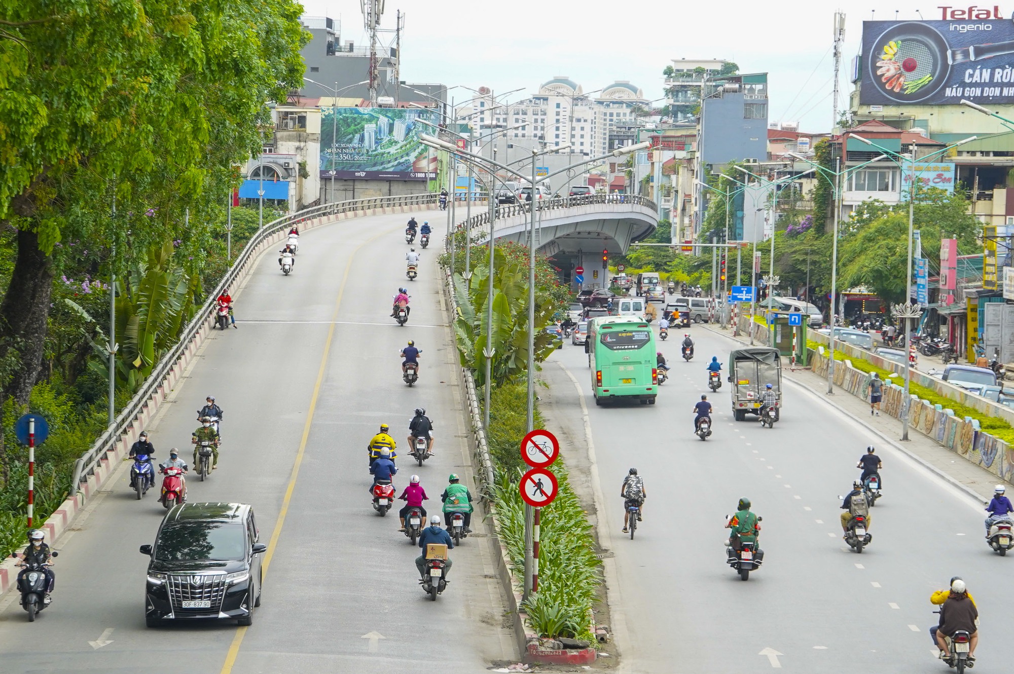 Hà Nội: Một thập kỷ hoàn thành 12 cây cầu vượt nhẹ trị giá hơn 3.000 tỷ đồng - Ảnh 3. Hà Nội: Một thập kỷ hoàn thành 12 cây cầu vượt nhẹ trị giá hơn 3.000 tỷ đồng - Ảnh 3.
