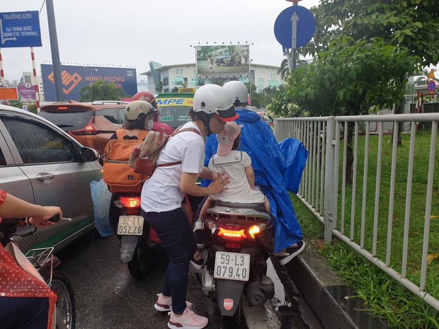  Hàng nghìn phương tiện “chôn chân” tại cổng sân bay Tân Sơn Nhất vì… phần mềm thu phí bị trục trặc - Ảnh 4.