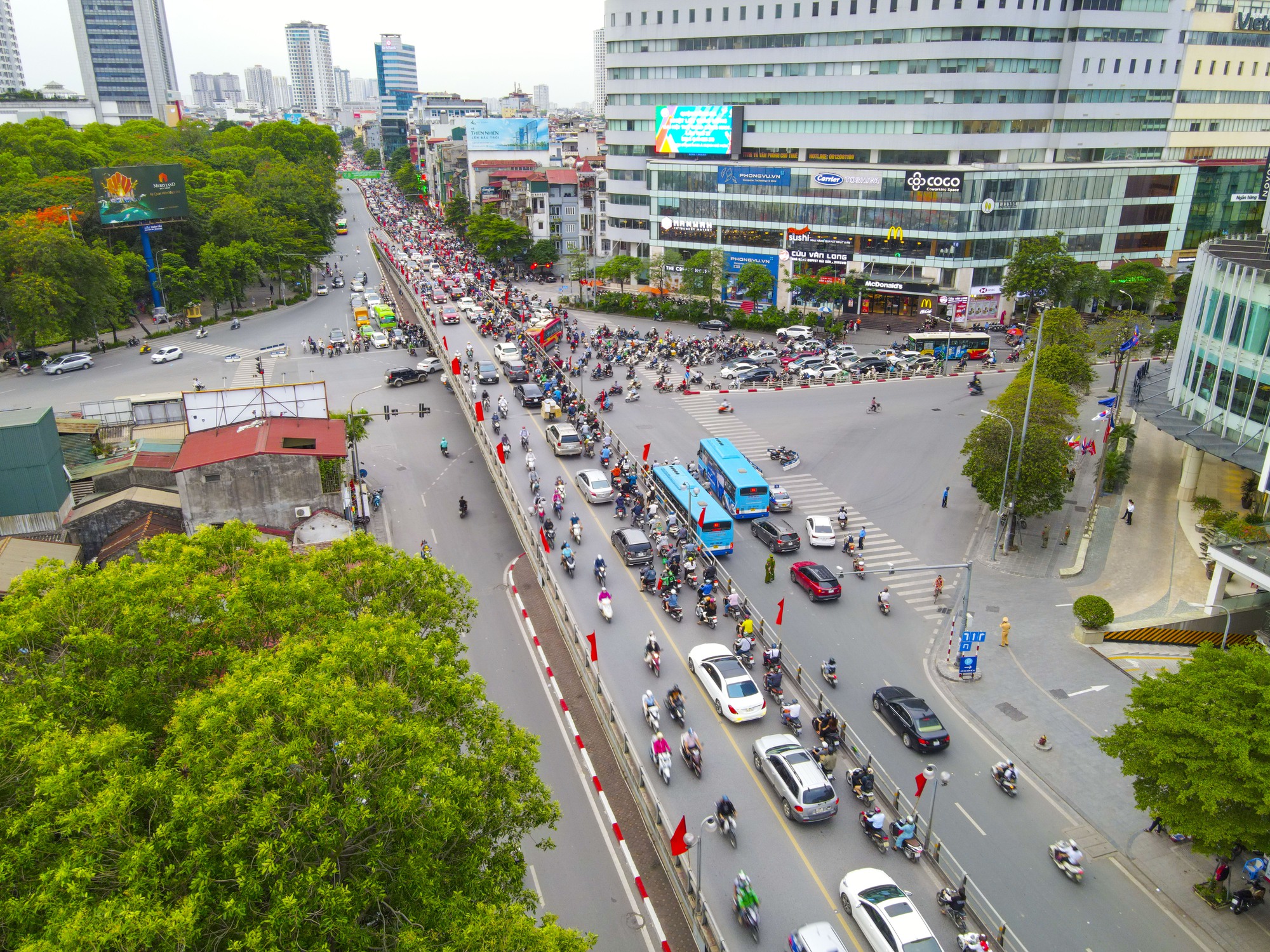 Hà Nội: Một thập kỷ hoàn thành 12 cây cầu vượt nhẹ trị giá hơn 3.000 tỷ đồng - Ảnh 4. Hà Nội: Một thập kỷ hoàn thành 12 cây cầu vượt nhẹ trị giá hơn 3.000 tỷ đồng - Ảnh 4.