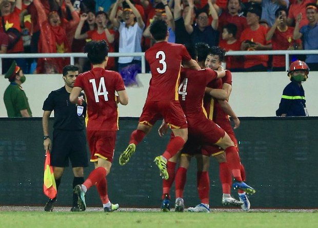  Khoảnh khắc cảm xúc: Nhâm Mạnh Dũng đánh đầu giúp U23 Việt Nam vô địch SEA Games 31 - Ảnh 4.