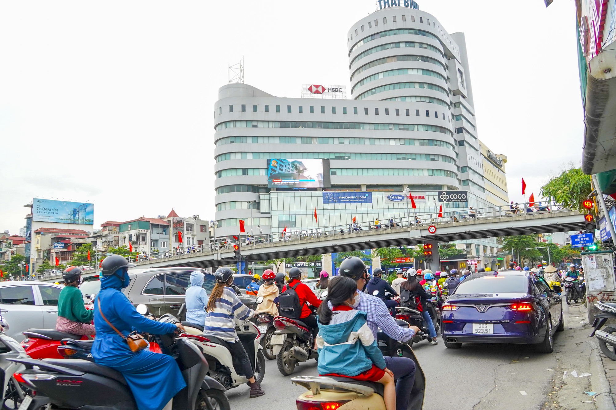 Hà Nội: Một thập kỷ hoàn thành 12 cây cầu vượt nhẹ trị giá hơn 3.000 tỷ đồng - Ảnh 5. Hà Nội: Một thập kỷ hoàn thành 12 cây cầu vượt nhẹ trị giá hơn 3.000 tỷ đồng - Ảnh 5.