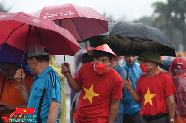 Ảnh, clip: Hàng vạn CĐV đội mưa xếp hàng vào sân Mỹ Đình, tiếp lửa cho U23 Việt Nam - Ảnh 5.