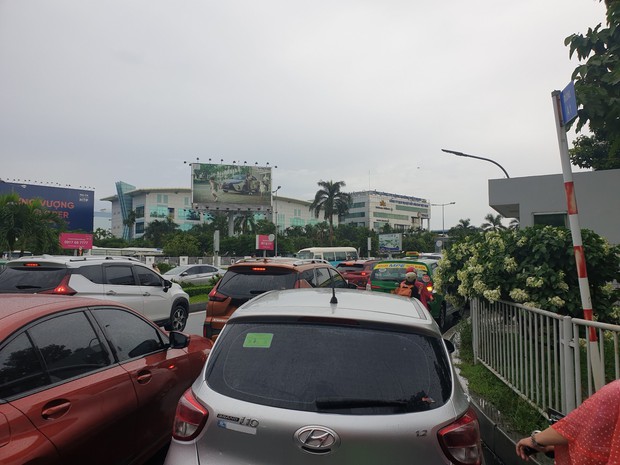  Hàng nghìn phương tiện “chôn chân” tại cổng sân bay Tân Sơn Nhất vì… phần mềm thu phí bị trục trặc - Ảnh 6.