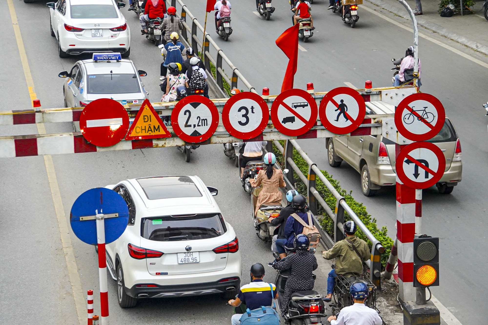 Hà Nội: Một thập kỷ hoàn thành 12 cây cầu vượt nhẹ trị giá hơn 3.000 tỷ đồng - Ảnh 7. Hà Nội: Một thập kỷ hoàn thành 12 cây cầu vượt nhẹ trị giá hơn 3.000 tỷ đồng - Ảnh 7.
