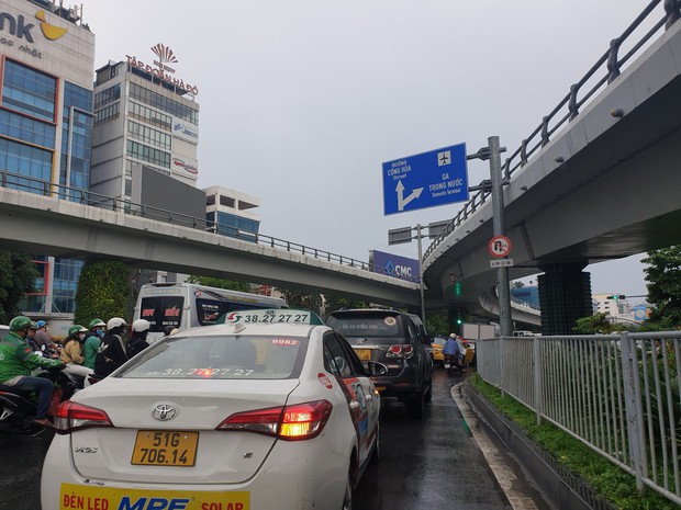  Hàng nghìn phương tiện “chôn chân” tại cổng sân bay Tân Sơn Nhất vì… phần mềm thu phí bị trục trặc - Ảnh 8.