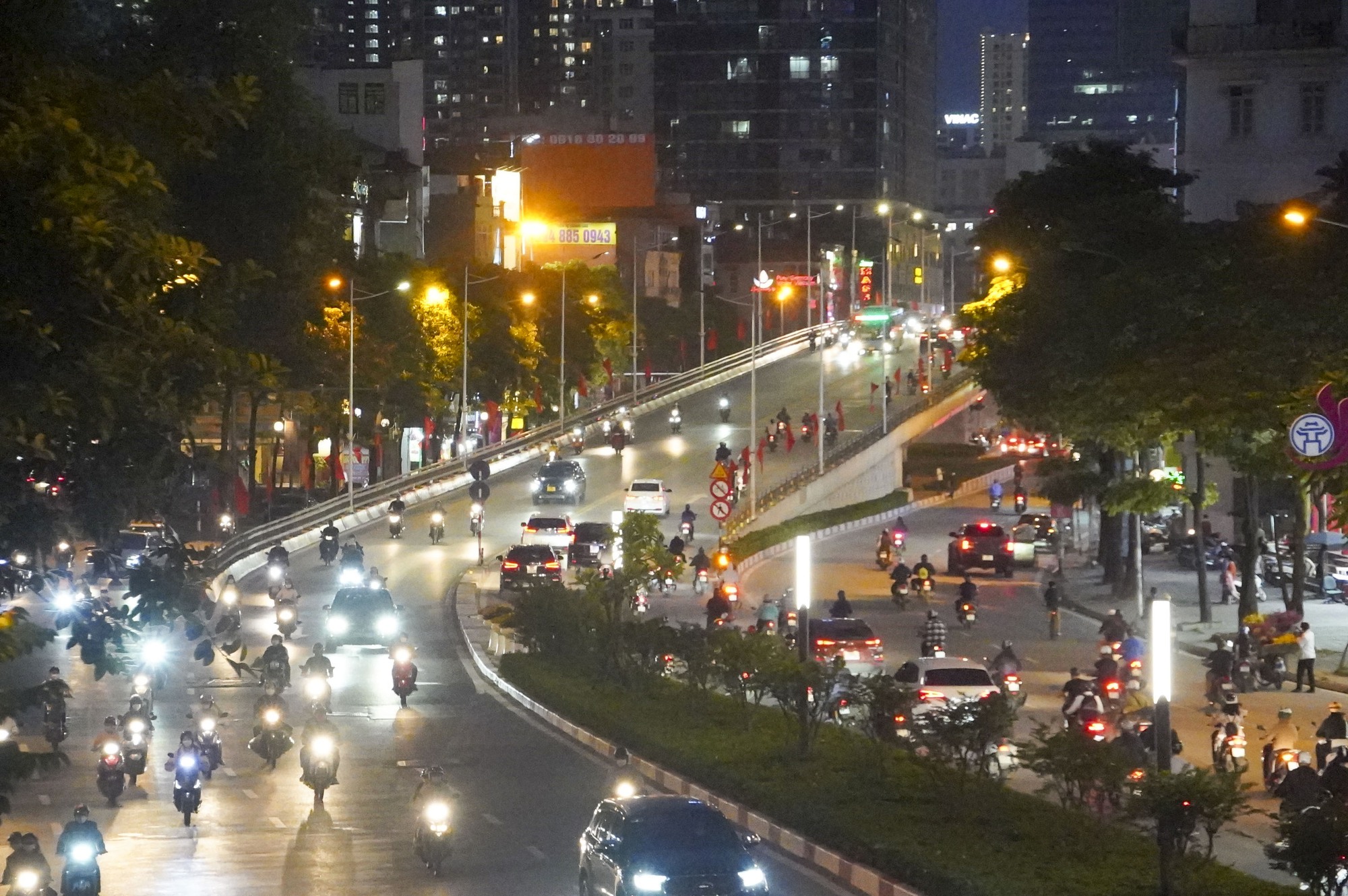 Hà Nội: Một thập kỷ hoàn thành 12 cây cầu vượt nhẹ trị giá hơn 3.000 tỷ đồng - Ảnh 8. Hà Nội: Một thập kỷ hoàn thành 12 cây cầu vượt nhẹ trị giá hơn 3.000 tỷ đồng - Ảnh 8.