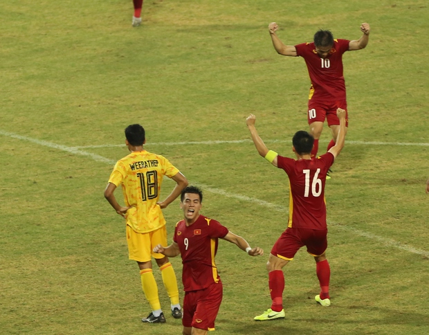  Khoảnh khắc cảm xúc: Nhâm Mạnh Dũng đánh đầu giúp U23 Việt Nam vô địch SEA Games 31 - Ảnh 8.