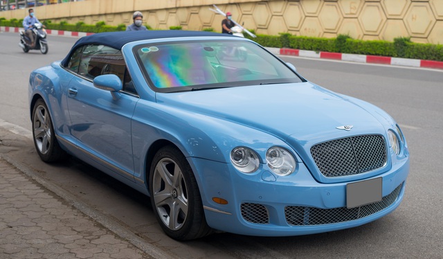 Là chiếc Bentley Continental GTC đầu tiên về Việt Nam 15 năm trước, siêu phẩm một thời giờ chỉ có giá 3 tỷ đồng - Ảnh 2.