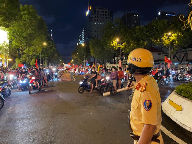 Nhiều trường hợp náo loạn đường phố trong đêm mừng chiến thắng của tuyển U23 - Ảnh 1. Nhiều trường hợp náo loạn đường phố trong đêm mừng chiến thắng của tuyển U23 - Ảnh 1.
