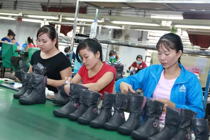 Ồ ạt rút BHXH một lần: Chờ đủ tuổi hưu thì người lao động sống bằng gì? - Ảnh 2. Ồ ạt rút BHXH một lần: Chờ đủ tuổi hưu thì người lao động sống bằng gì? - Ảnh 2.
