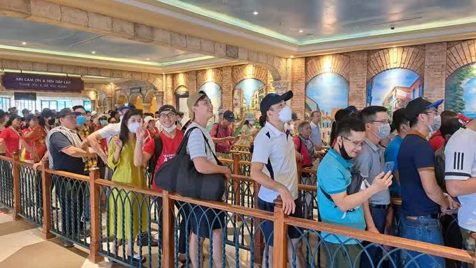 Hình ảnh du khách ùn ùn đi cáp treo ở Châu Đốc và Phú Quốc - Ảnh 12. Hình ảnh du khách ùn ùn đi cáp treo ở Châu Đốc và Phú Quốc - Ảnh 12.