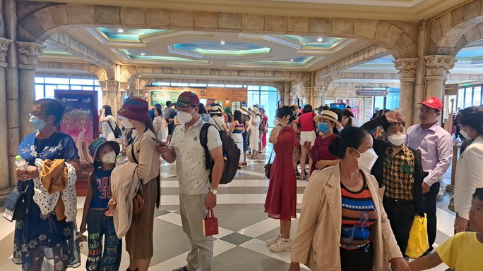 Hình ảnh du khách ùn ùn đi cáp treo ở Châu Đốc và Phú Quốc - Ảnh 13. Hình ảnh du khách ùn ùn đi cáp treo ở Châu Đốc và Phú Quốc - Ảnh 13.