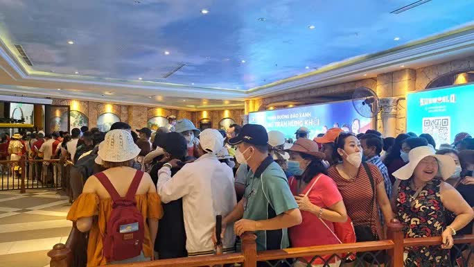 Hình ảnh du khách ùn ùn đi cáp treo ở Châu Đốc và Phú Quốc - Ảnh 14. Hình ảnh du khách ùn ùn đi cáp treo ở Châu Đốc và Phú Quốc - Ảnh 14.