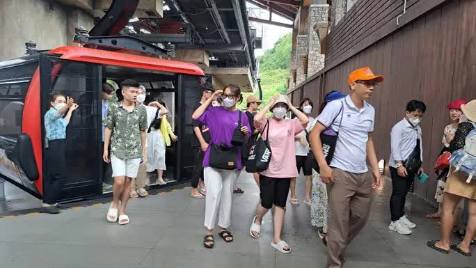Hình ảnh du khách ùn ùn đi cáp treo ở Châu Đốc và Phú Quốc - Ảnh 15. Hình ảnh du khách ùn ùn đi cáp treo ở Châu Đốc và Phú Quốc - Ảnh 15.