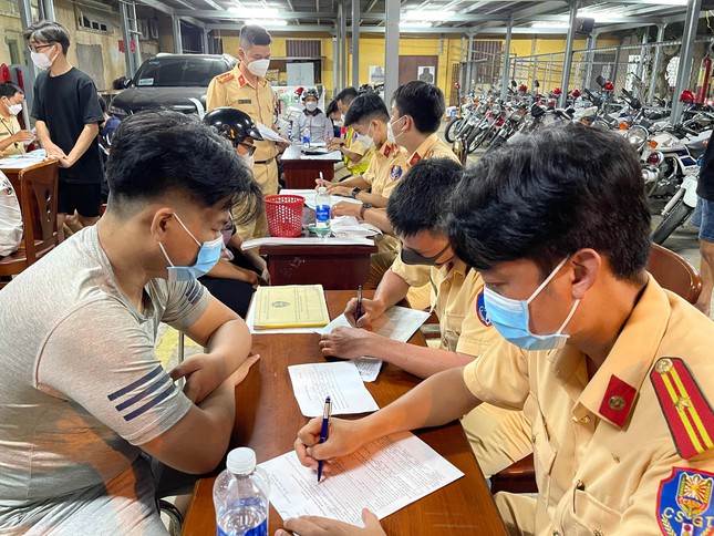  Nhiều trường hợp náo loạn đường phố trong đêm mừng chiến thắng của tuyển U23  - Ảnh 3.