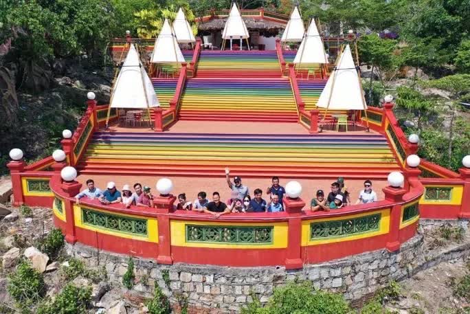 Hình ảnh du khách ùn ùn đi cáp treo ở Châu Đốc và Phú Quốc - Ảnh 4. Hình ảnh du khách ùn ùn đi cáp treo ở Châu Đốc và Phú Quốc - Ảnh 4.