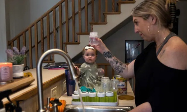 Cuộc khủng hoảng sữa công thức khó tin ở Mỹ: Cha mẹ bật khóc, gọi đây là ‘cơn ác mộng’ - Ảnh 4.