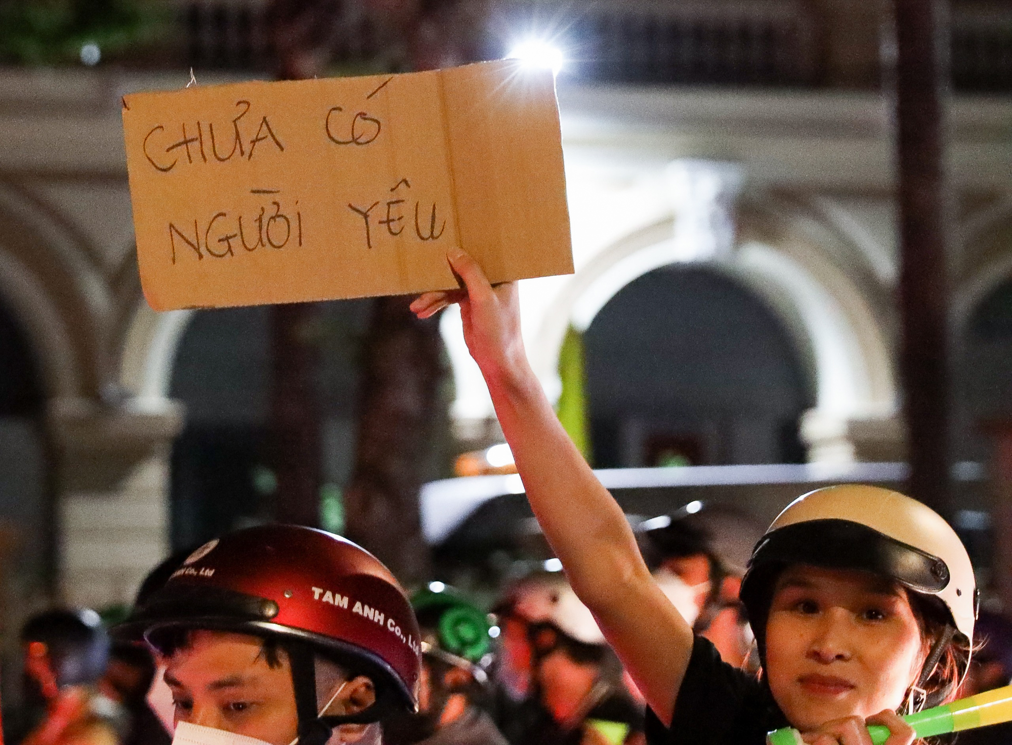 Cổ động viên đánh thủng cả nồi, mang cả giấy khen đi bão - Ảnh 6. Cổ động viên đánh thủng cả nồi, mang cả giấy khen đi bão - Ảnh 6.